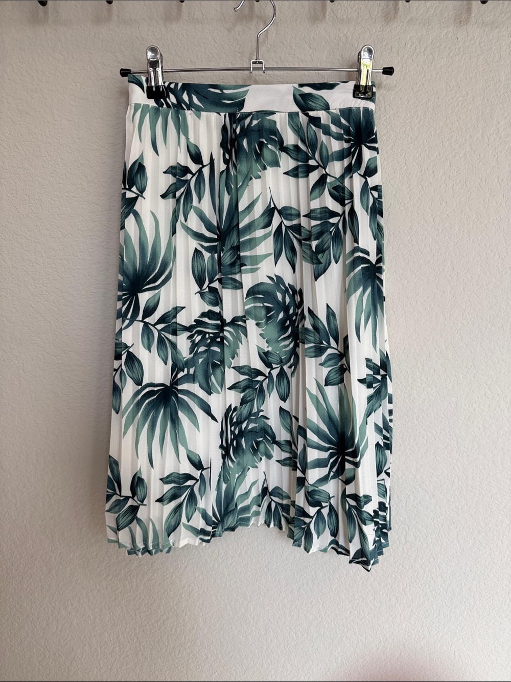 Gibson White Pleated Midi Skirt with Green Tropical Leaf Print